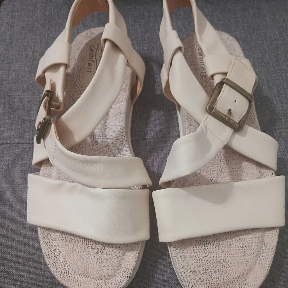 B.O.C Comfort Strappy Cream Sandals. SZ 8M